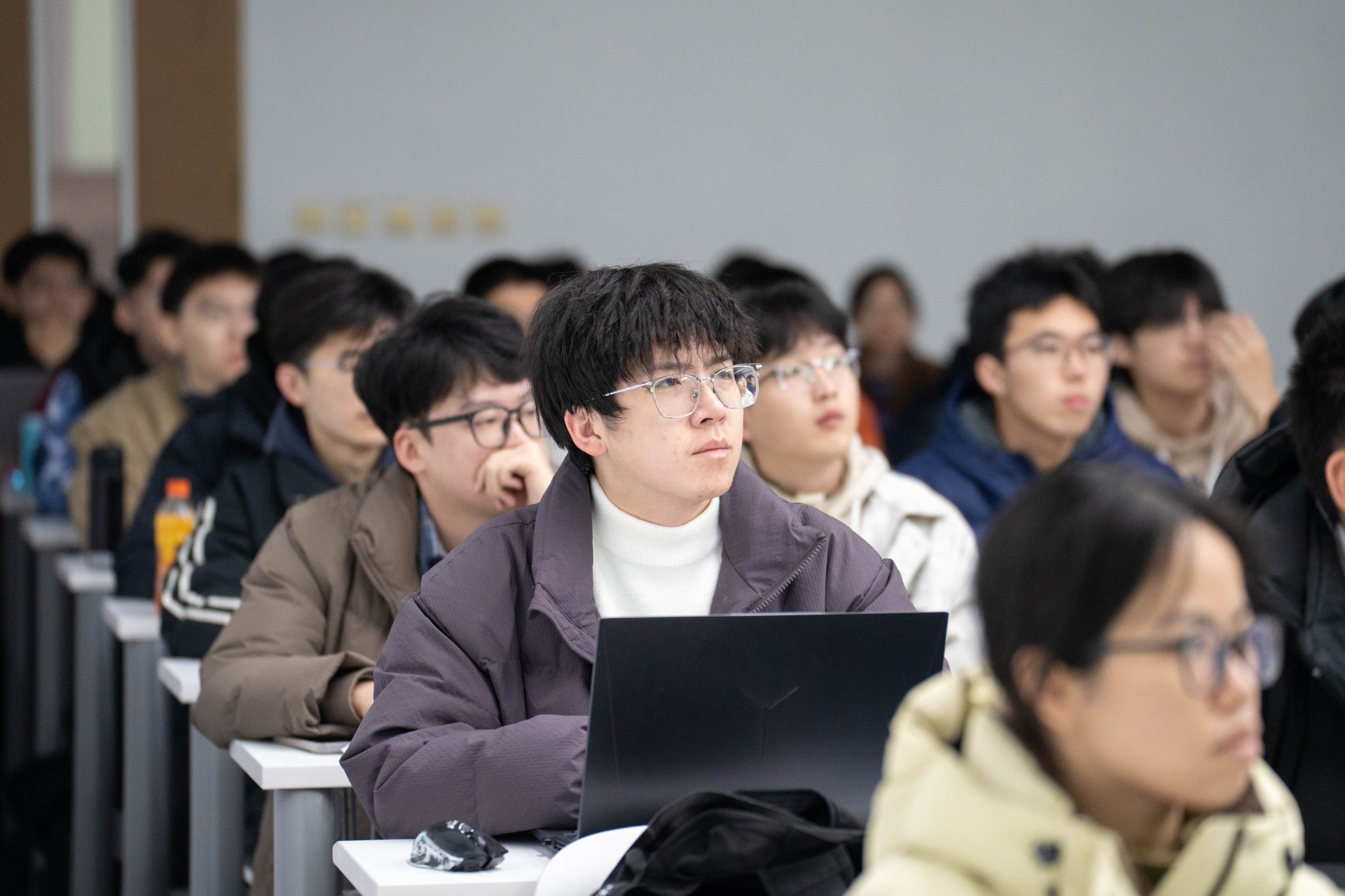 奔跑的脚步踏响场馆