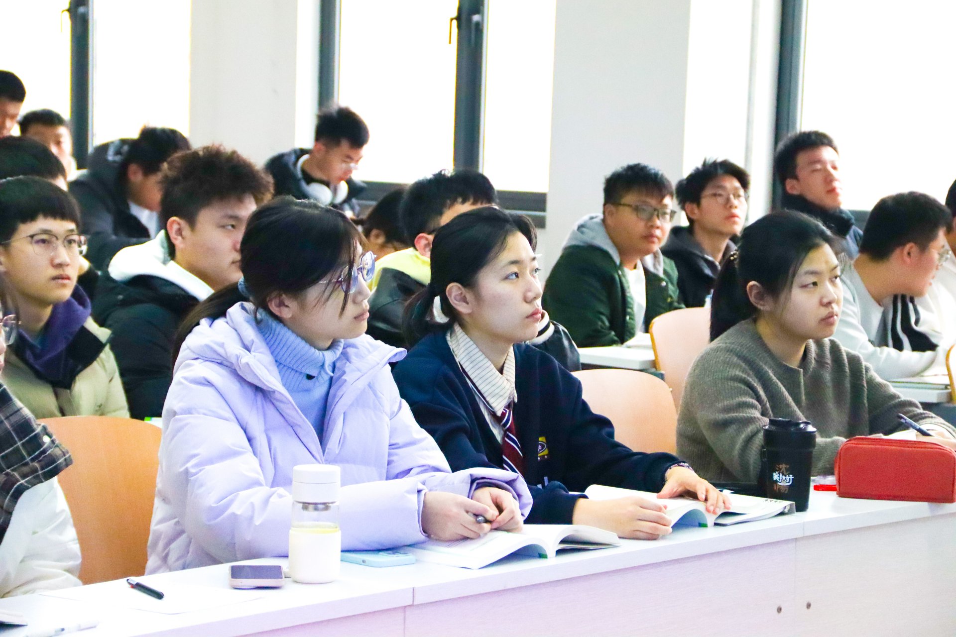 跃起的身影点亮操场