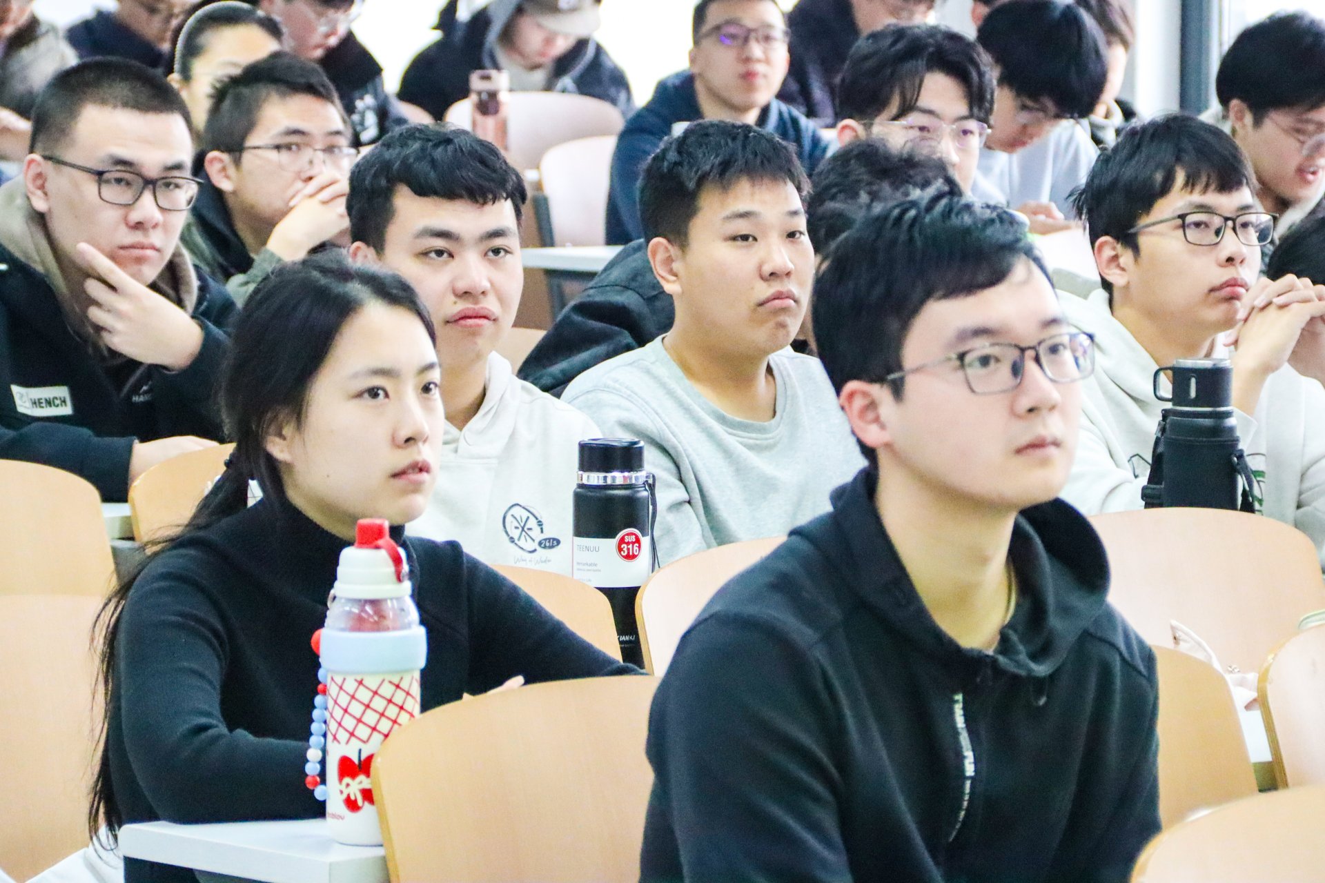 哨声与欢笑交织
